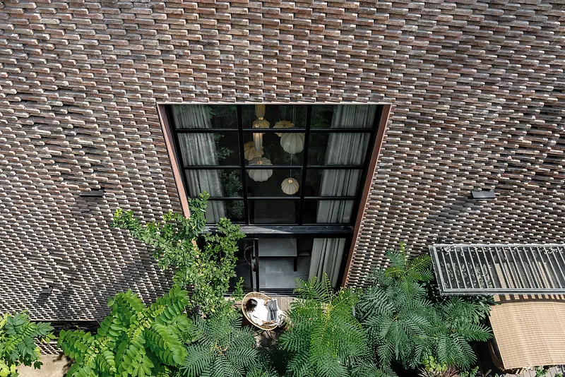 Aarjav House, Exterior brickwork