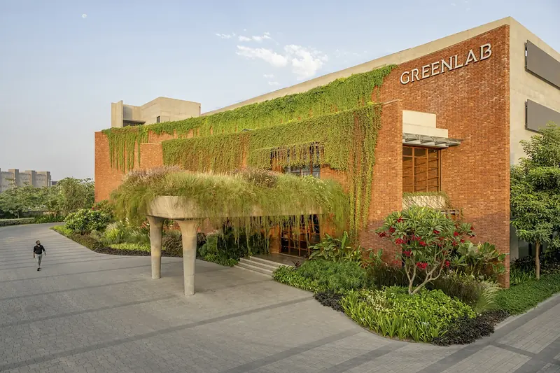 Green Lab, Institutional brickwork