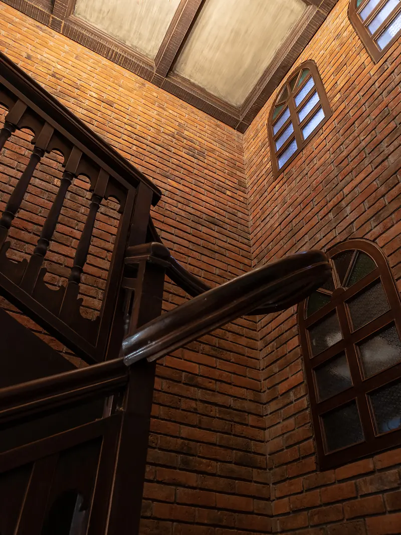 Madhav Rao Restaurant, Interior brickwork