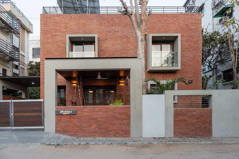 Sandesara's Casa, Exterior brickwork