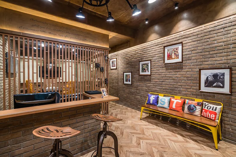 Tasveer Photo Studio, Interior brickwork