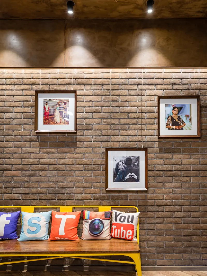 Tasveer Photo Studio, Interior brickwork